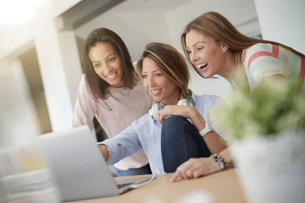 女孩朋友 Websurfing 在互联网上与膝上型电脑 — 图库照片