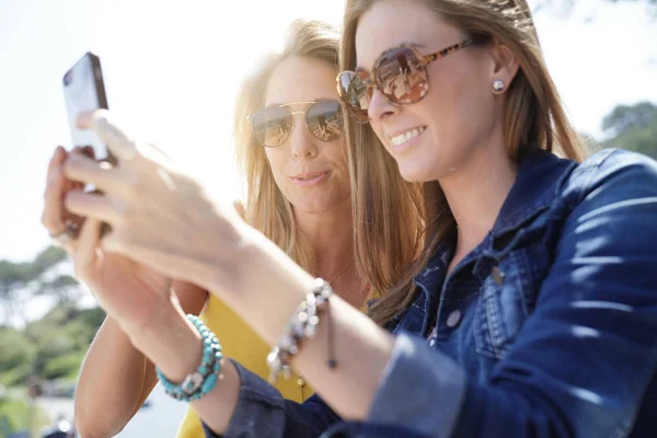 Trendy Girls Taking Selfie Pictures Smartphone — Stock Photo, Image