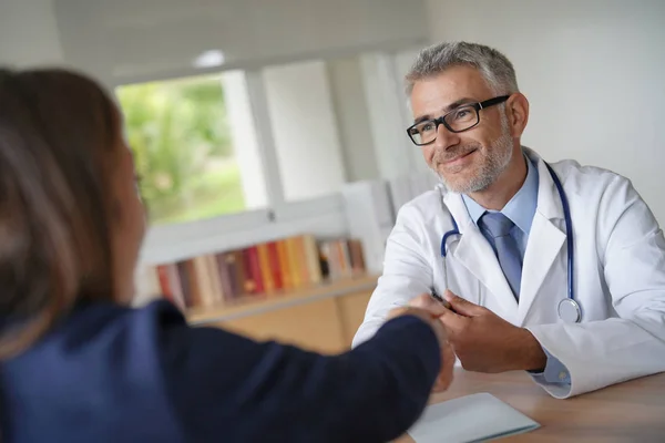 Läkare Och Patient Skakar Hand — Stockfoto