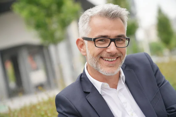 Retrato Alegre Hombre Negocios Sentado Banco Público — Foto de Stock