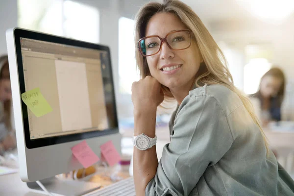 Schöne Frau Arbeitet Desktop Computer Working Bereich — Stockfoto