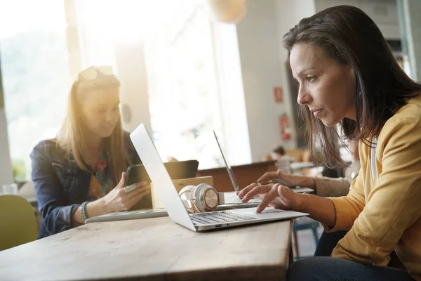 Jonge Vrouwen Die Werkzaam Zijn Laptop Coffeeshop — Stockfoto