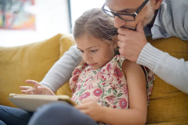 Vader Dochter Verbonden Met Tablet Zittend Bank — Stockfoto