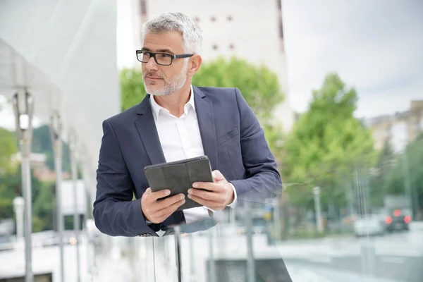 Zakenman Stad Straat Verbonden Met Digitale Tablet — Stockfoto