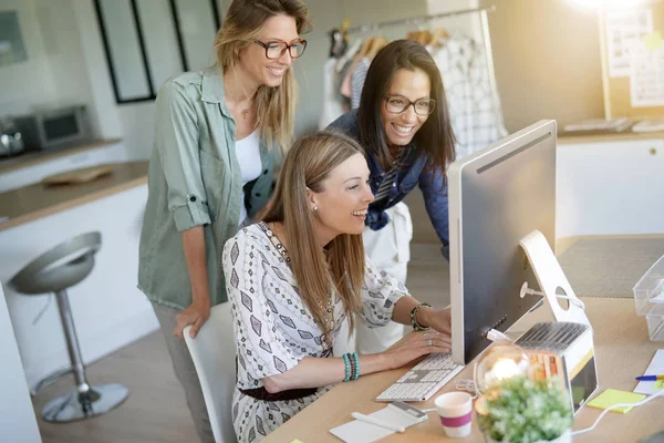 Iniciação Funções Jovens Mulheres Espaço Trabalho Conjunto — Fotografia de Stock