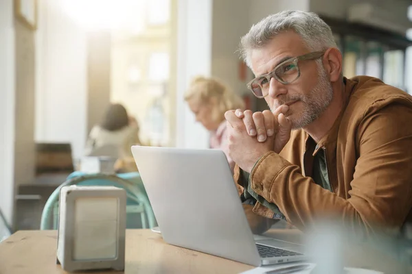 Man Trendy Koffiehuis Zoek Door Raam — Stockfoto