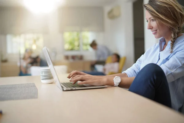 Blonde Vrouw Thuis Aangesloten Met Laptop — Stockfoto