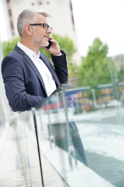 Biznesmen Stojąc Ulicy Rozmowy Telefon — Zdjęcie stockowe