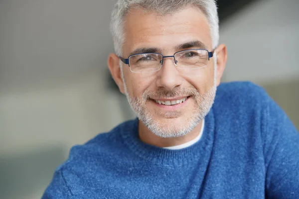Mann Mittleren Alters Mit Brille Und Blauem Hemd — Stockfoto