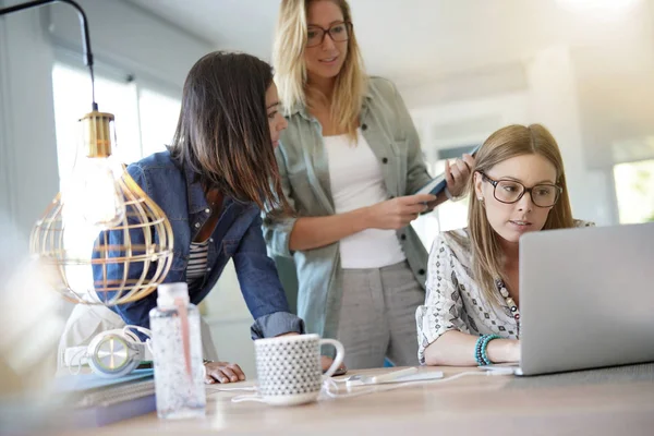 Oppstartsbedriftskvinnemøte Kontor Arbeid Med Bærbar Datamaskin – stockfoto