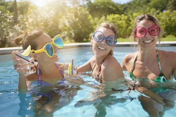 Girl Friends Swimming Pool Bachelor Party — Stock Photo, Image