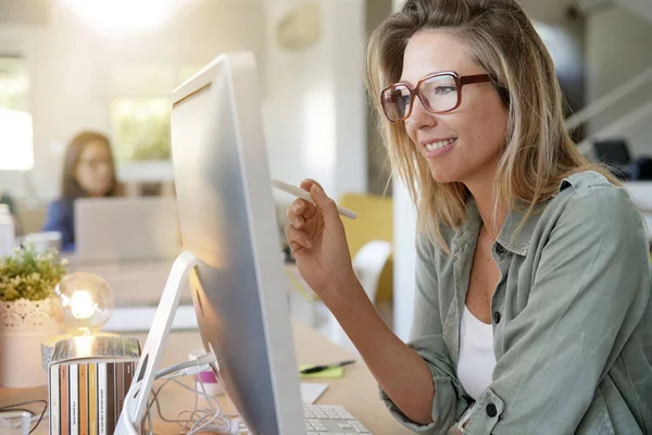 Mooie Vrouw Bezig Met Desktopcomputer Gebied Samen Werken — Stockfoto