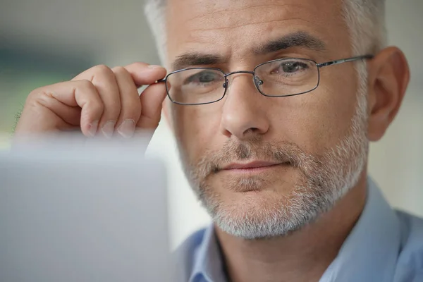 Porträtt Medelålders Man Med Glasögon Och Grått Hår — Stockfoto