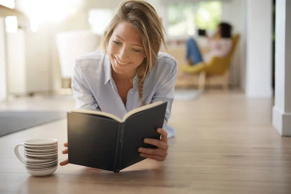 Bella Donna Anni Che Rilassa Con Libro Caldo — Foto Stock