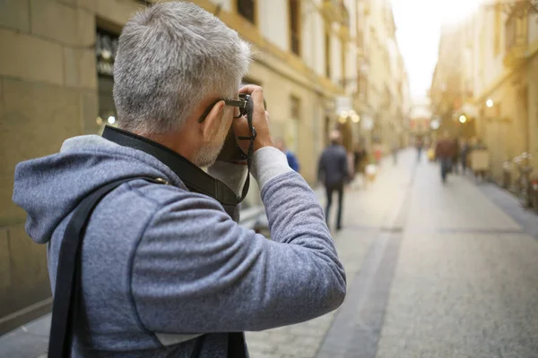 Fotografo Nella Città Europea Che Fotografa Edifici — Foto Stock