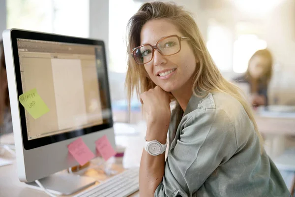 Schöne Frau Arbeitet Desktop Computer Working Bereich — Stockfoto
