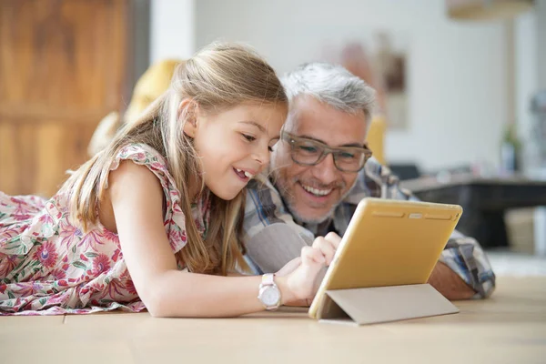 Ayah Dan Anak Bersenang Senang Rumah Menggunakan Tablet — Stok Foto