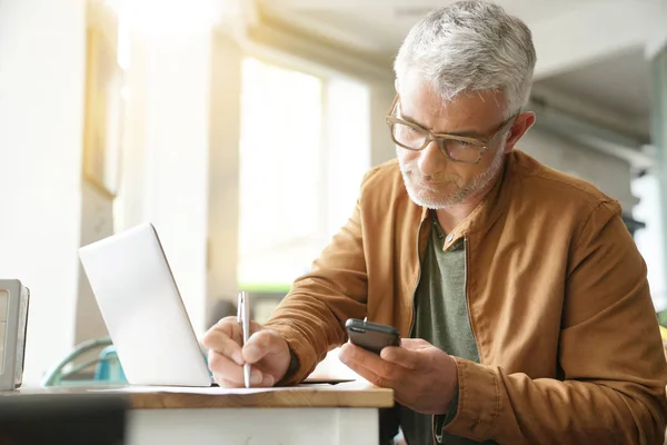 Man Trendy Koffieshop Werken Laptopcomputer — Stockfoto