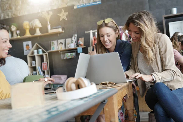 Venner Som Tilknyttet Internett Kaffebar – stockfoto