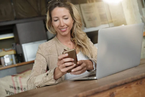 Businesswoman Using Smartphone Front Laptop Sitting Coffeeshop — Stock Photo, Image