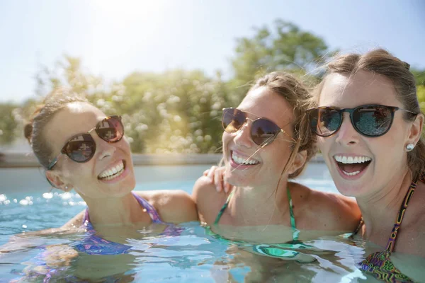 Holky Relaxaci Bazénu Slunečný Den — Stock fotografie