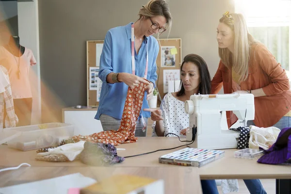 Modedesigners Kvinnor Som Arbetar Plagget Mönster — Stockfoto