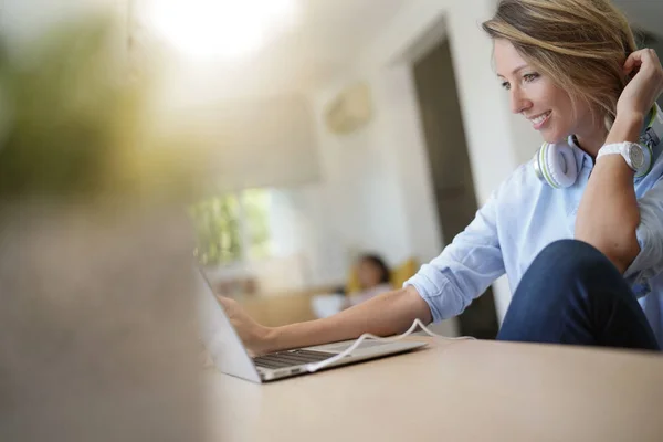 Blonde Vrouw Thuis Aangesloten Met Laptop — Stockfoto