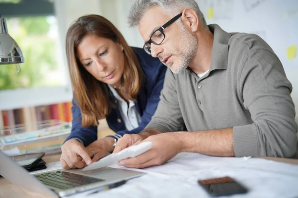 Diseñador Arquitecto Trabajando Juntos Proyecto — Foto de Stock