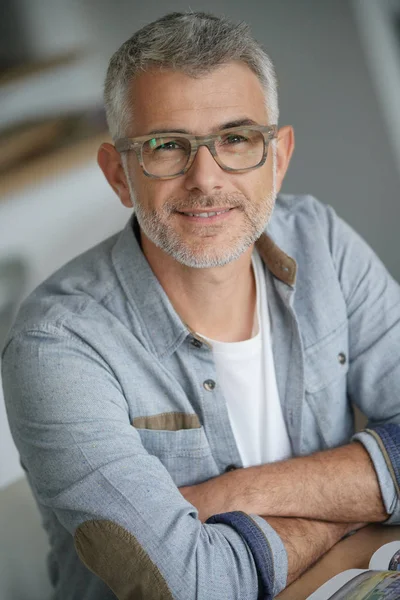 Mann Mittleren Alters Mit Trendiger Brille — Stockfoto