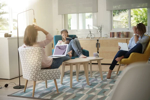 Compañeros Cuarto Hablando Juntos Sala Estar — Foto de Stock