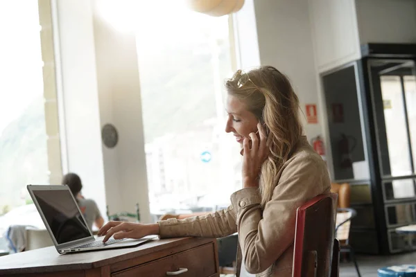 Mulher Negócios Falando Telefone Frente Laptop Sentado Coffeeshop — Fotografia de Stock