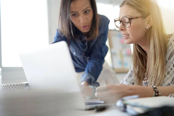 Femmes Affaires Travaillant Ensemble Sur Ordinateur Portable — Photo