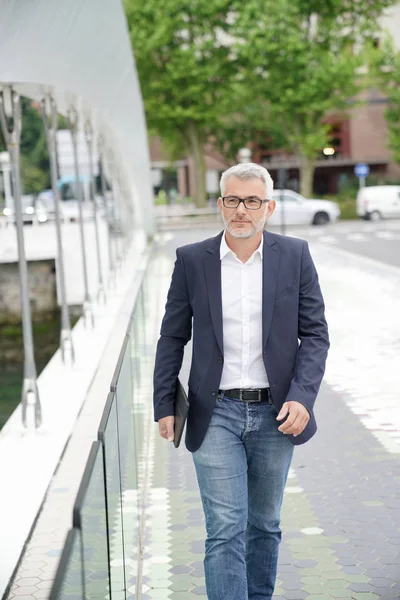 Geschäftsmann Läuft Auf Der Straße Zur Arbeit — Stockfoto