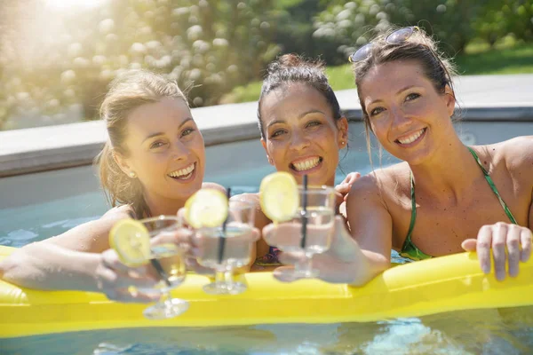 Meninas Piscina Bebendo Coquetéis — Fotografia de Stock