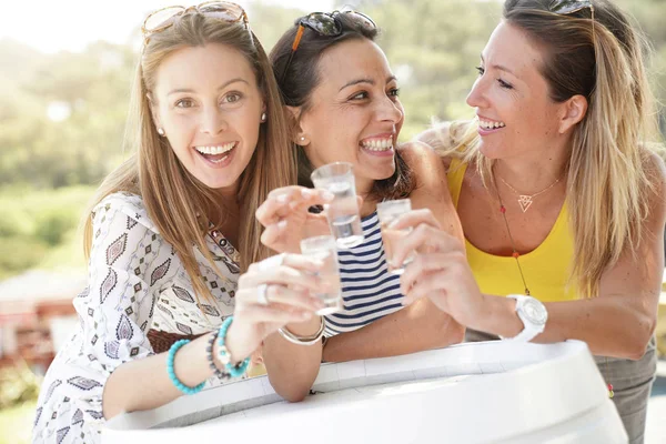 Meninas Festa Livre Aplaudindo Com Bebidas — Fotografia de Stock