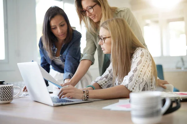 Startup Imprenditrici Incontro Ufficio Lavorare Sul Computer Portatile — Foto Stock