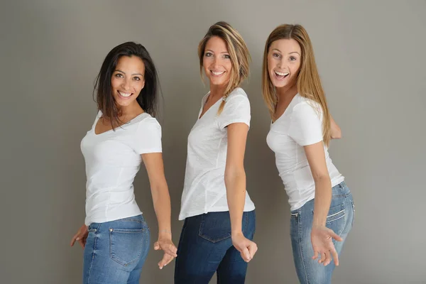 Donne Attraenti Con Camicia Bianca Piedi Sulla Parete Grigia — Foto Stock