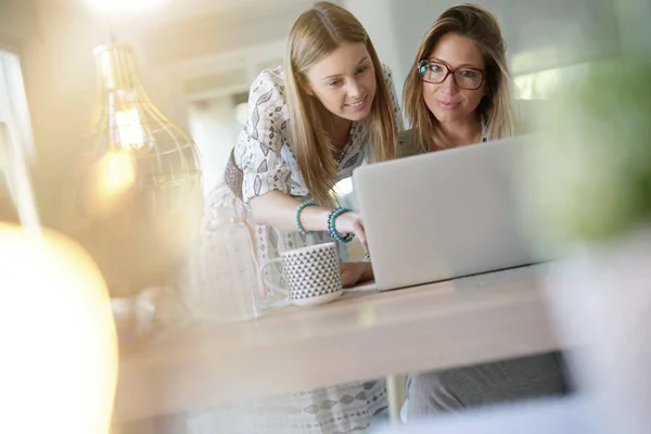 Femme Travaillant Bureau Sur Ordinateur Portable — Photo