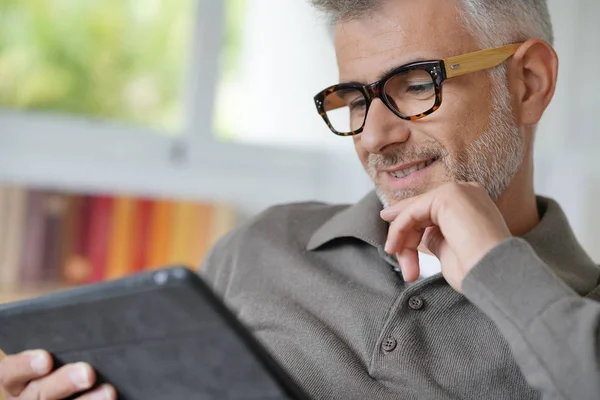 Tablet Ile Bağlı Gülümseyen Orta Yaşlı Adam — Stok fotoğraf