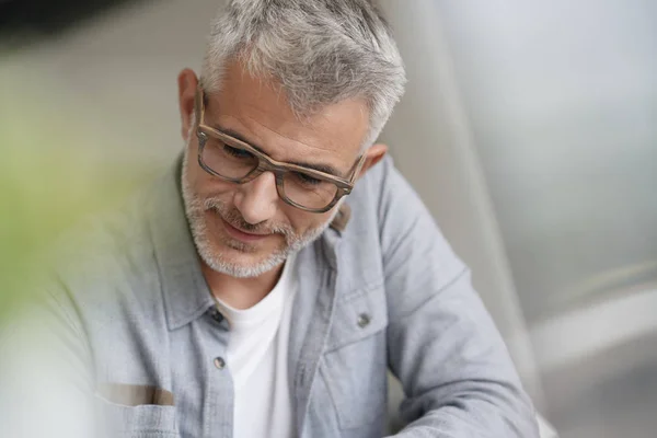 Middle Aged Guy Trendy Eyeglasses Reading Magazine — Stock Photo, Image