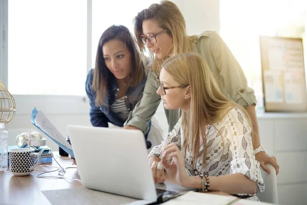 Startup Imprenditrici Incontro Ufficio Lavorare Sul Computer Portatile — Foto Stock