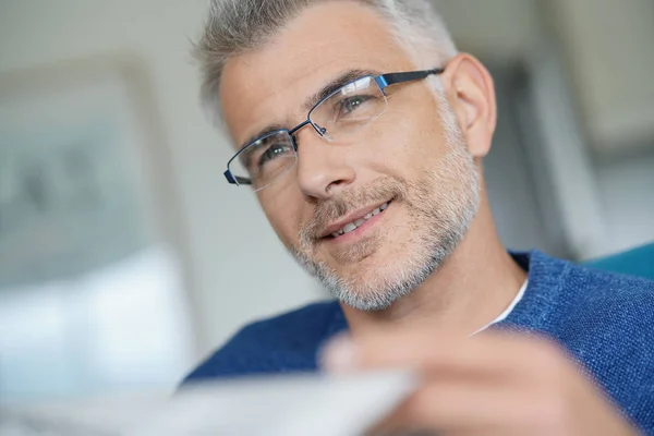 Middelbare Leeftijd Man Met Trendy Brillen Krant Lezen — Stockfoto