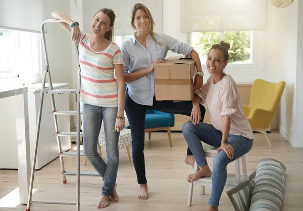 Grupo Amigos Mudándose Juntos Nuevo Hogar — Foto de Stock