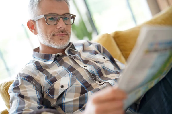 Mann Mittleren Alters Liest Zeitung Der Küche — Stockfoto