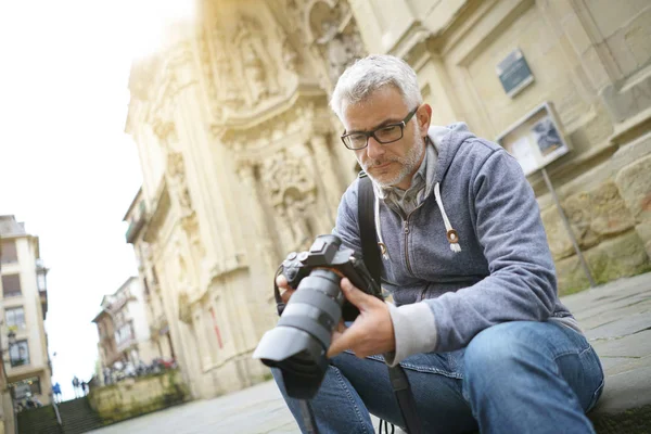 Photographer European City Taking Picture Buildings — Stock Photo, Image