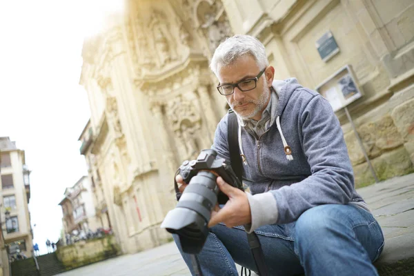 Fotografo Nella Città Europea Che Fotografa Edifici — Foto Stock