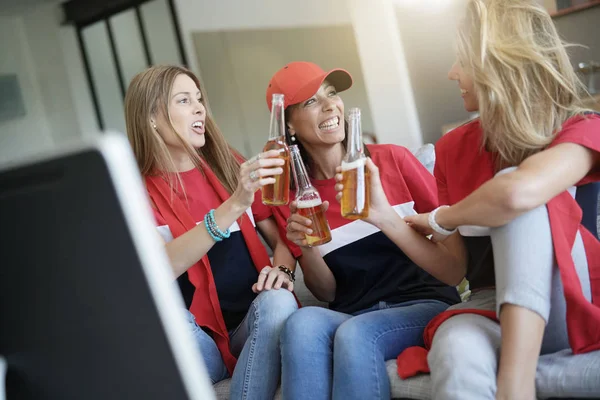 Groupe Amis Amuser Regarder Match Football Télévision Photo De Stock