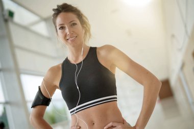 Gülümseyen fitness salonunda egzersiz 
