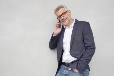 İzole telefonda konuşurken işadamı