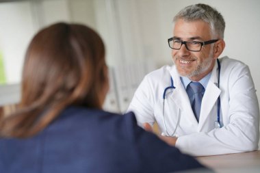 Doktor ile hasta klinik odasında